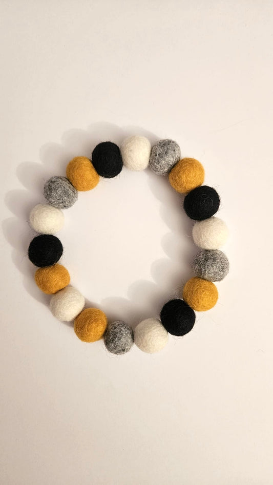 Dog necklace "Pumpkin pompoms"